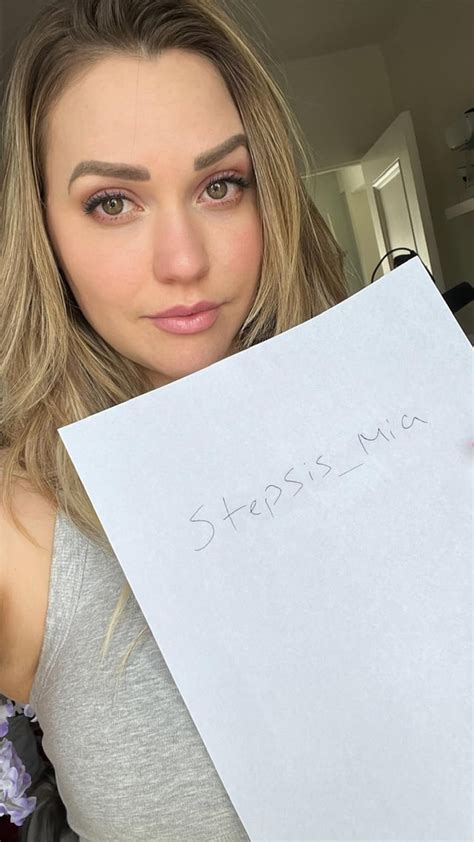 charlotte - casting curvy - stepsis helps with art project